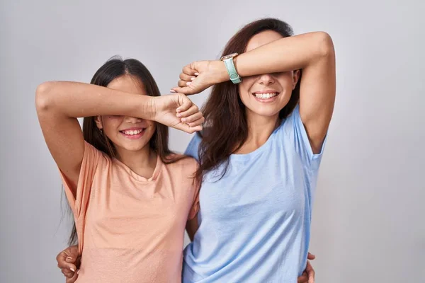 Genç Anne Kızı Beyaz Arka Planda Durup Gülümseyen Elleri Yüzlerini — Stok fotoğraf