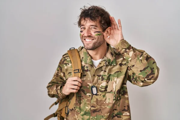 Jovem Hispânico Usando Uniforme Exército Camuflagem Sorrindo Com Mão Sobre — Fotografia de Stock