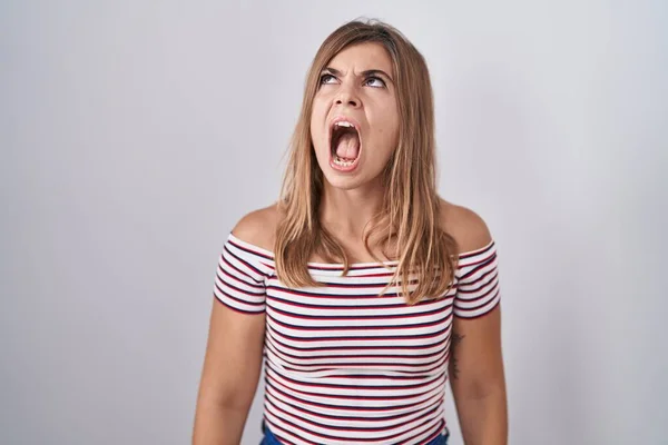 Young Hispanic Woman Standing Isolated Background Angry Mad Screaming Frustrated — Fotografia de Stock