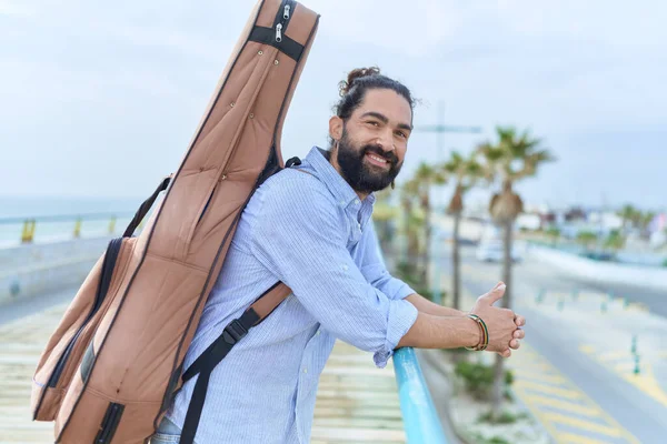 Junger Hispanischer Musiker Mit Gitarrenkoffer Lehnt Balustrade Meer — Stockfoto