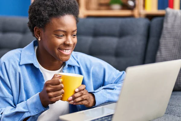 Afričanky Americká Žena Pomocí Notebooku Pití Kávy Sedí Podlaze Doma — Stock fotografie