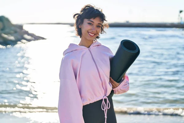 Mujer Joven Sosteniendo Esterilla Yoga Pie Junto Mar —  Fotos de Stock