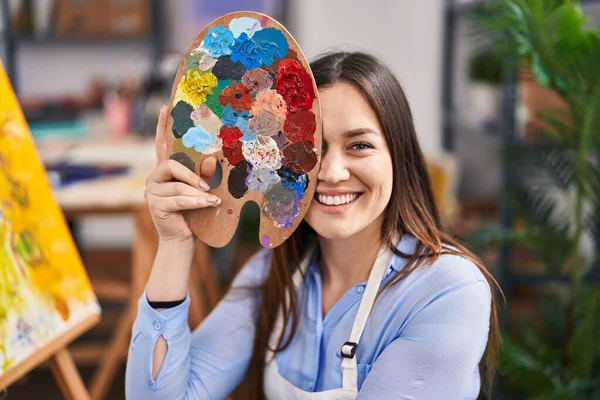 Mujer Morena Joven Cubriendo Cara Con Paleta Pintores Sonriendo Con —  Fotos de Stock