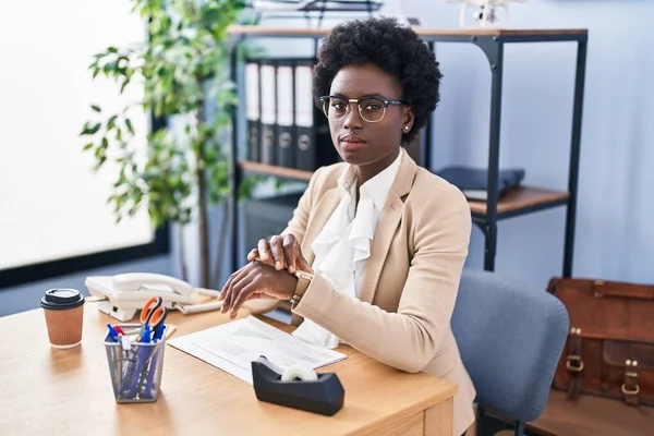 若いアフリカ系アメリカ人女性ビジネスワーカーがオフィスで真剣な表情で — ストック写真