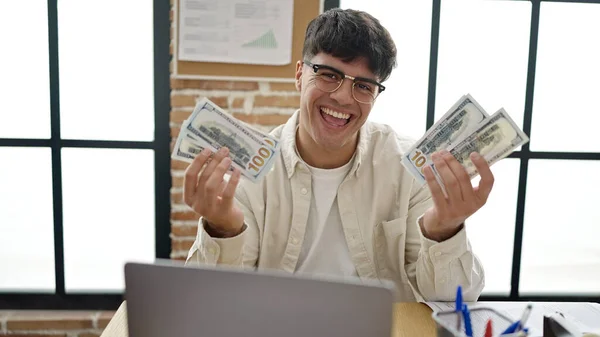 Young Hispanic Man Business Worker Using Laptop Holding Dollars Office — Stock Photo, Image