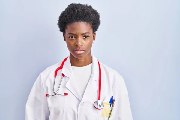 Femme Afro Américaine Portant Uniforme Médecin Stéthoscope Avec Une Expression — Photo