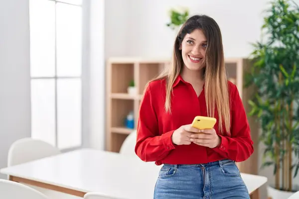 Young Hispanic Woman Smiling Confident Using Smartphone Home — Stock Photo, Image