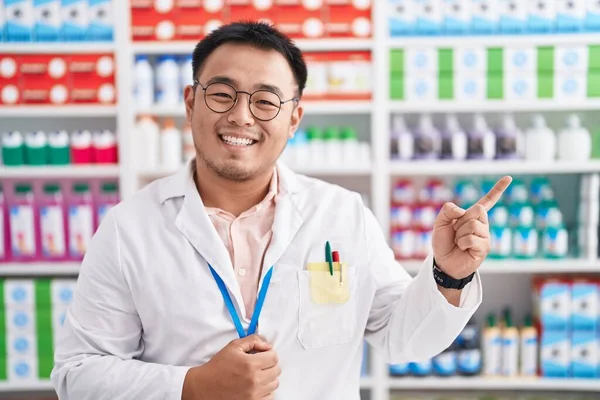 Jovem Chinês Trabalhando Farmácia Farmácia Com Grande Sorriso Rosto Apontando — Fotografia de Stock