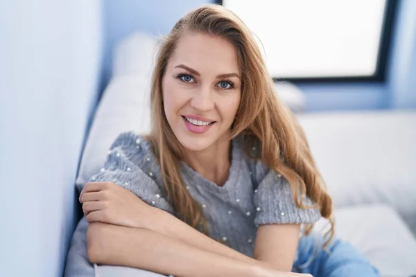 Mladá Blondýna Žena Usměvavá Sebevědomě Sedí Pohovce Doma — Stock fotografie