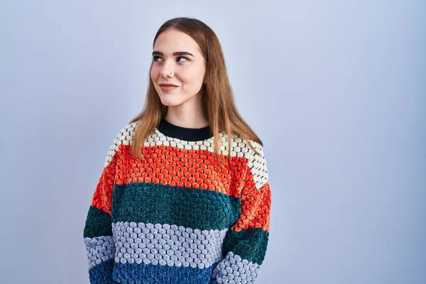 Mavi Arka Planda Duran Genç Spanyol Kız Gülümsüyor Yan Tarafa — Stok fotoğraf