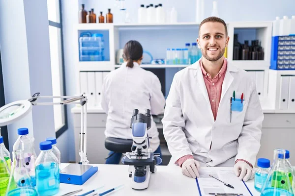 Hombre Joven Que Trabaja Laboratorio Científico Mirando Positivo Feliz Pie — Foto de Stock