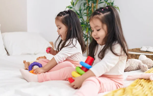 Αξιολάτρευτα Δίδυμα Κορίτσια Παίζουν Στεφάνια Παιχνίδι Κάθεται Στο Κρεβάτι Στο — Φωτογραφία Αρχείου