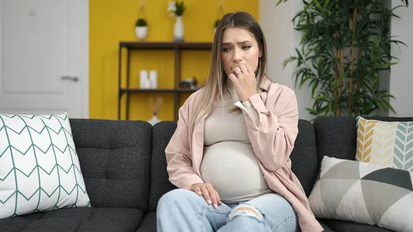 Ung Gravid Kvinna Röra Magen Med Orolig Uttryck Hemma — Stockfoto