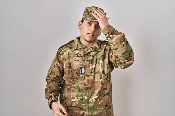 若いアラブ人の男の頭の上に手でミスのために エラーを覚えて驚いてカモフラージュ軍の制服を着て 忘れられた悪い記憶の概念 — ストック写真