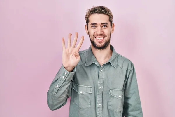 Hispánec Plnovousem Stojící Nad Růžovým Pozadím Ukazující Ukazující Prsty Číslo — Stock fotografie