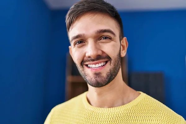 Young Hispanic Man Smiling Confident Standing Home — ストック写真