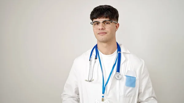 Młody Latynoski Lekarz Stojący Poważnym Wyrazem Twarzy Białym Tle — Zdjęcie stockowe