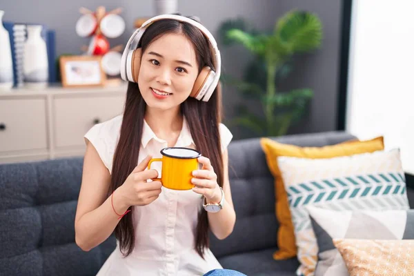 Молодая Китаянка Слушает Музыку Пьет Кофе Дома — стоковое фото