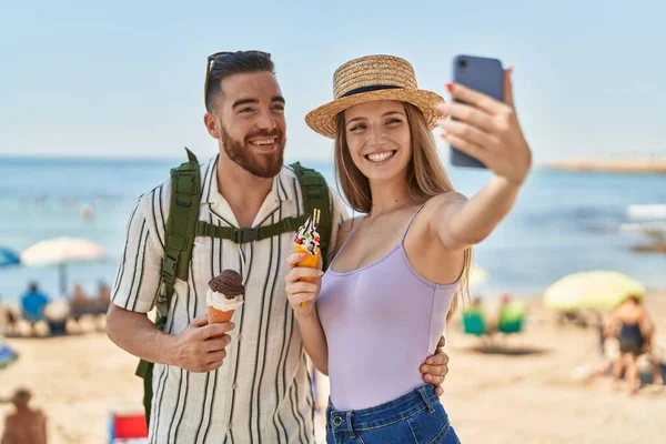 Man Woman Tourist Couple Make Selfie Smartphone Eating Ice Cream — Stock Photo, Image