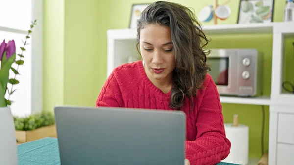 Młoda Piękna Latynoska Kobieta Używająca Laptopa Zrelaksowaną Ekspresją Jadalni — Zdjęcie stockowe