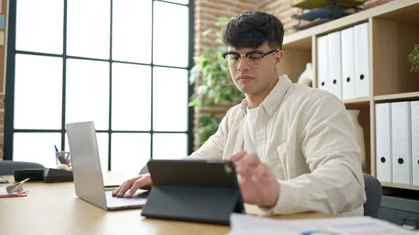 Ofiste Çalışan Genç Spanyol Adamı Dizüstü Bilgisayar Dokunmatik Ped Kullanıyor — Stok fotoğraf