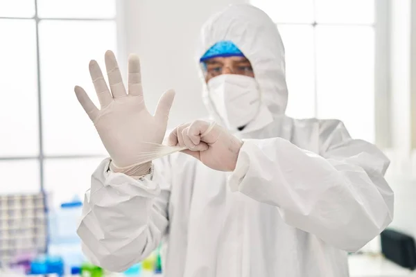 实验室里 年轻的拉丁裔科学家身穿眼镜片防护服 戴着手套 — 图库照片