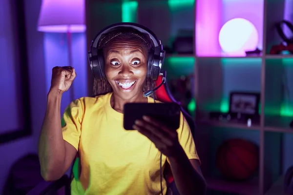 Африканская Американка Играет Видеоигры Смартфоном Гордо Крича Празднуя Победу Успех — стоковое фото