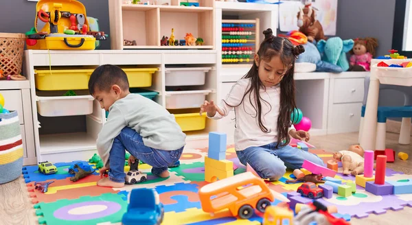 Liebenswerter Junge Und Mädchen Spielen Kindergarten Mit Bauklötzen — Stockfoto