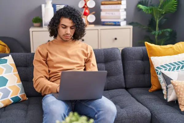 Jovem Latino Usando Laptop Sentado Sofá Casa — Fotografia de Stock