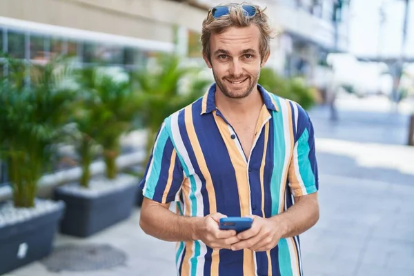Young Man Tourist Smiling Confident Using Smartphone Street — Stockfoto