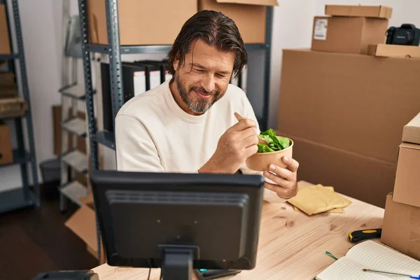 Middle Age Man Ecommerce Business Worker Eating Salad Office — Foto de Stock