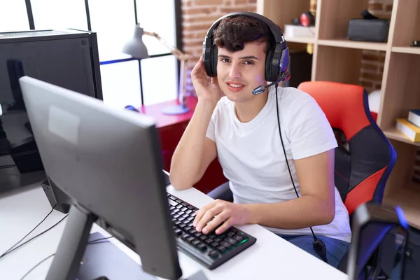 Non Binary Man Streamer Playing Video Game Using Computer Gaming — Stockfoto
