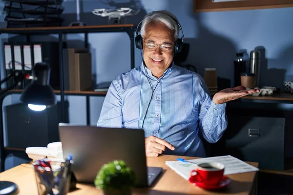 Spaanse Senior Man Draagt Call Center Agent Headset Nachts Lachend — Stockfoto