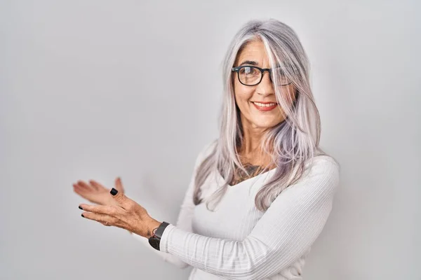 Středního Věku Žena Šedými Vlasy Stojící Nad Bílým Pozadím Zve — Stock fotografie
