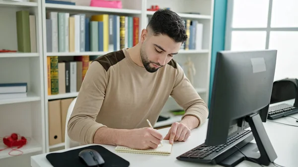 Jovem Árabe Homem Estudante Usando Computador Escrita Notebook Sala Aula — Fotografia de Stock