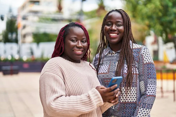 Afrikaanse Amerikaanse Vrouwen Vrienden Glimlachen Vol Vertrouwen Met Behulp Van — Stockfoto