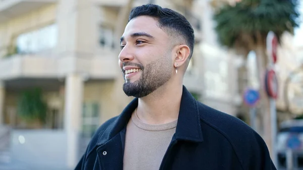 Mladý Arabský Muž Usmívá Sebevědomě Dívá Stranou Ulici — Stock fotografie