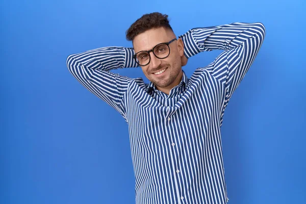 Homem Hispânico Com Barba Vestindo Óculos Relaxante Alongamento Braços Mãos — Fotografia de Stock