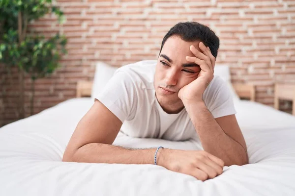 Jeune Homme Hispanique Stressé Couché Sur Lit Dans Chambre — Photo