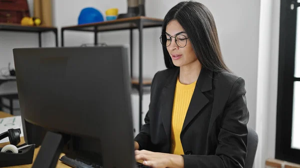 Ofiste Çalışan Genç Güzel Spanyol Bir Kadını Bilgisayar Kullanıyor — Stok fotoğraf