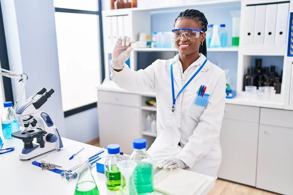 Afričanky Americká Žena Vědec Úsměvem Jistý Držení Vzorku Laboratoři — Stock fotografie