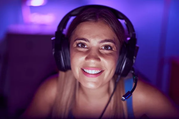 Young Beautiful Hispanic Woman Streamer Smiling Confident Sitting Table Gaming — ストック写真