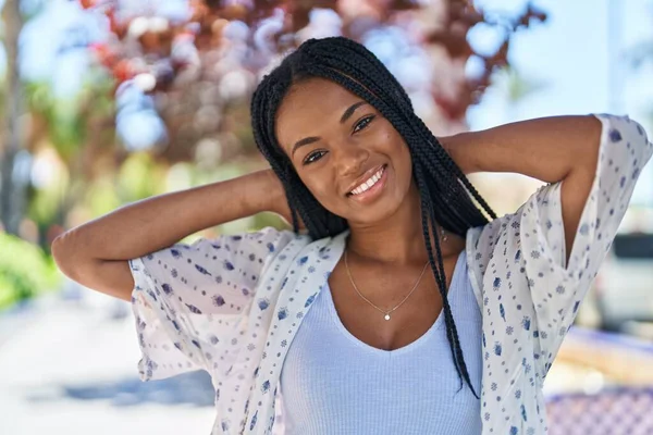 Afroamerikanerin Lächelt Selbstbewusst Entspannt Mit Händen Auf Dem Kopf Park — Stockfoto