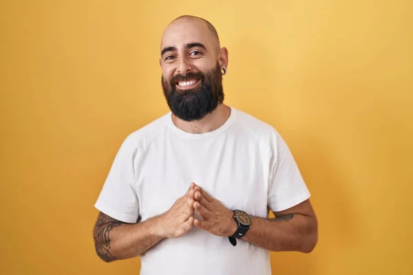 Jonge Spaanse Man Met Baard Tatoeages Die Gele Achtergrond Handen — Stockfoto