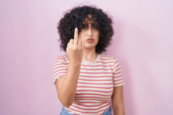 Young Middle East Woman Standing Pink Background Showing Middle Finger — Stockfoto