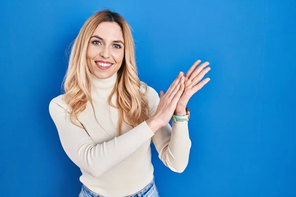 Mavi Arka Planda Duran Genç Beyaz Kadın Alkışlıyor Alkışlıyor Mutlu — Stok fotoğraf