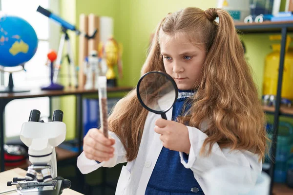 Liebenswert Blond Mädchen Student Suche Probe Mit Lupe Labor Klassenzimmer — Stockfoto