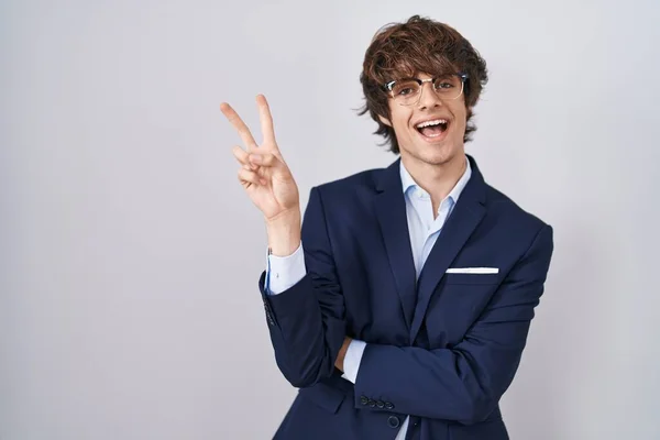 Ισπανόφωνος Επιχειρηματίας Νεαρός Άνδρας Φορώντας Γυαλιά Χαμογελώντας Χαρούμενο Πρόσωπο Κλείνει — Φωτογραφία Αρχείου