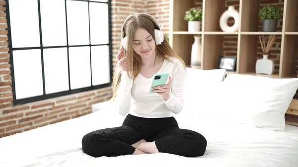 Young Blonde Woman Listening Music Sitting Bed Bedroom — 图库照片