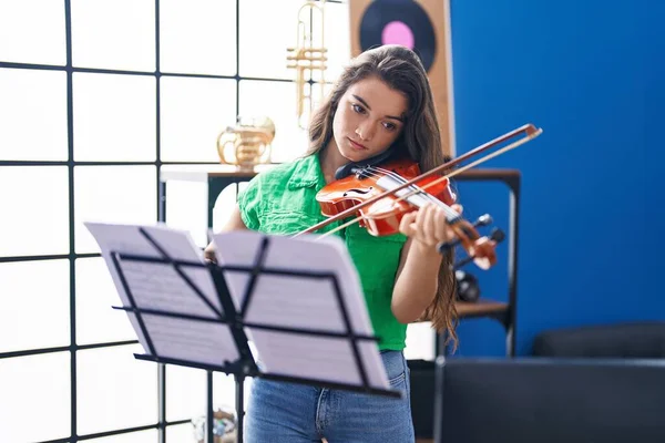 Junge Hispanische Musikerin Spielt Geige Musikstudio — Stockfoto